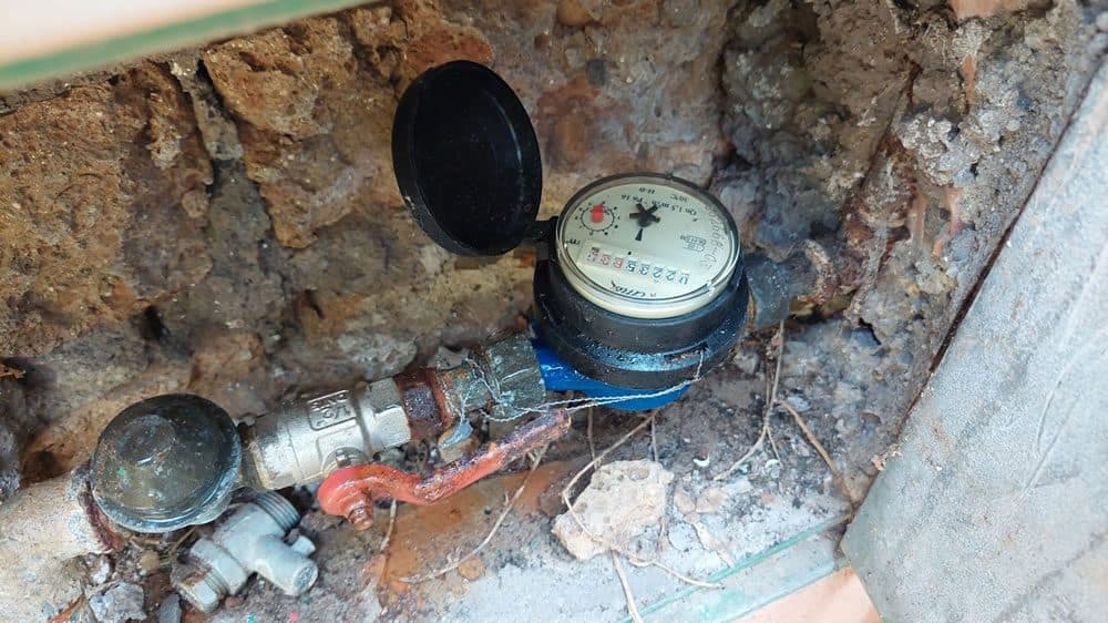 Contatore dell'acqua con valvola di intercettazione in pozzetto