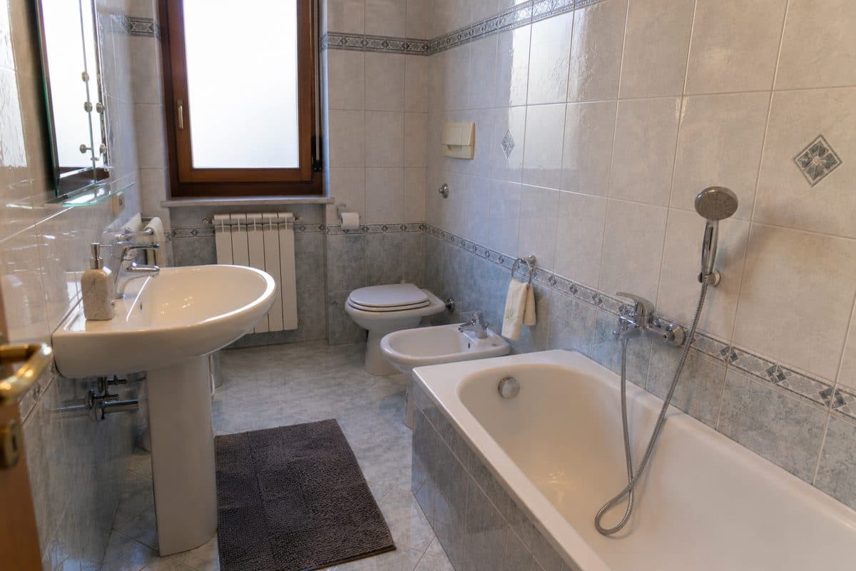 Bagno con lavabo, sanitari e vasca: il rifacimento richiede la Dichiarazione di Conformità