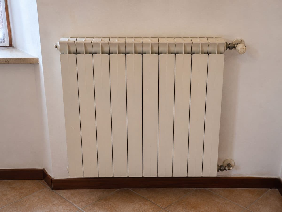 Termosifone in ghisa con valvola termostatica in un'abitazione